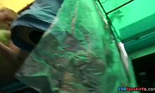 स्किनटाइट ड्रेस ब्लोंड कैमरे पर अपनी फ्रम्पी मेच्योर गांड दिखाती हुई।